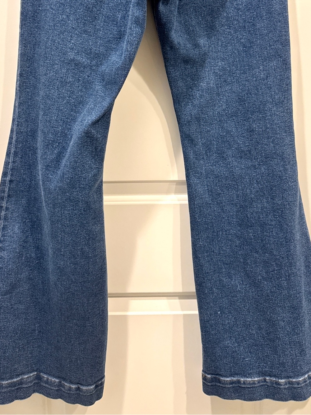 Womans express Mid Rise Dark Wash Hyper Sculpt '70s Flare Jeans size 12 - Picture 4 of 11